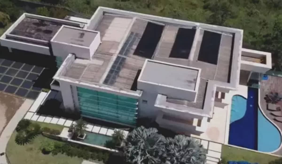 Flávio Bolsonaro compra mansão de R$ 6 milhões em Brasília