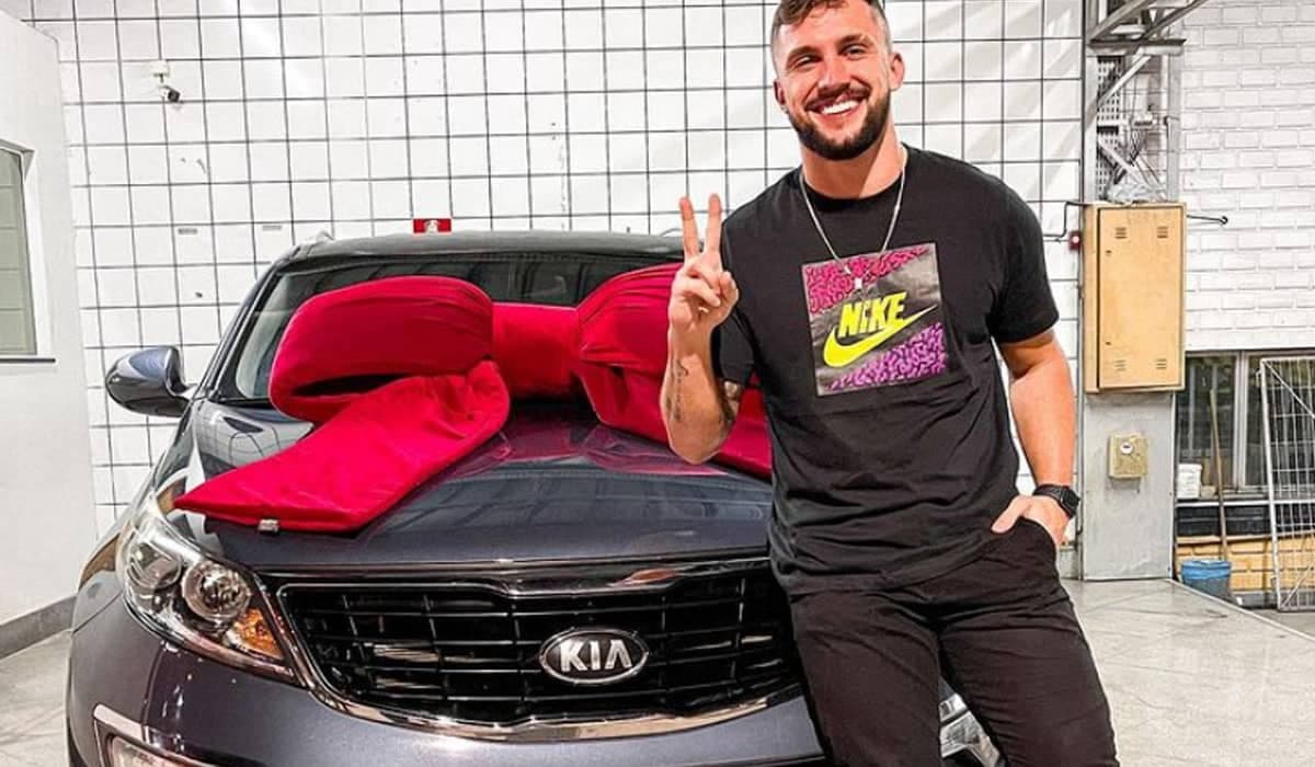 Após o BBB 21, Arthur compra carro da marca que patrocina o Power Couple