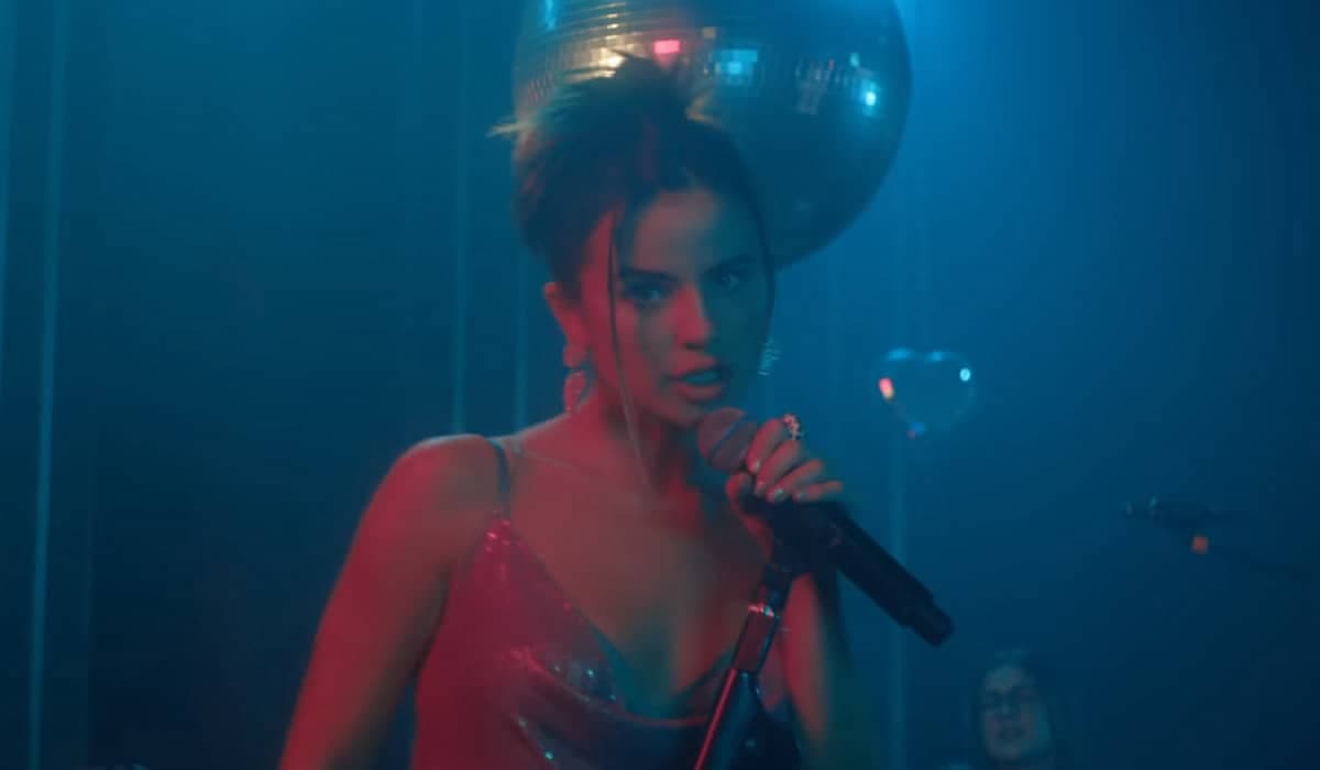 Giulia Be lança novo clipe de 'Lokko', com proposta ao vivo