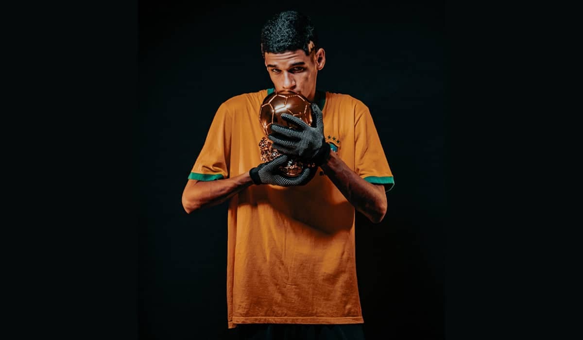 Luva de Pedreiro surpreende fãs e anuncia participação no prêmio Bola de Ouro