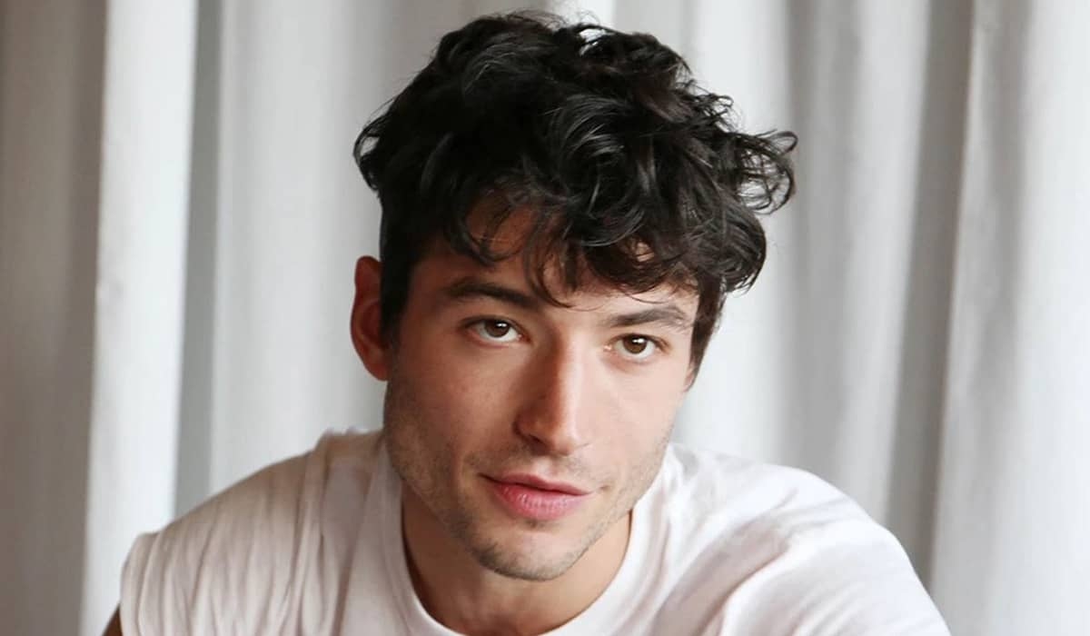 Ezra Miller: Astro se declara inocente mas pode pegar 26 anos de prisão