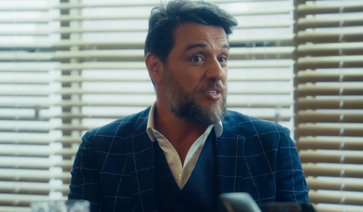 Moretti se humilha e pede desculpas na internet em Travessia