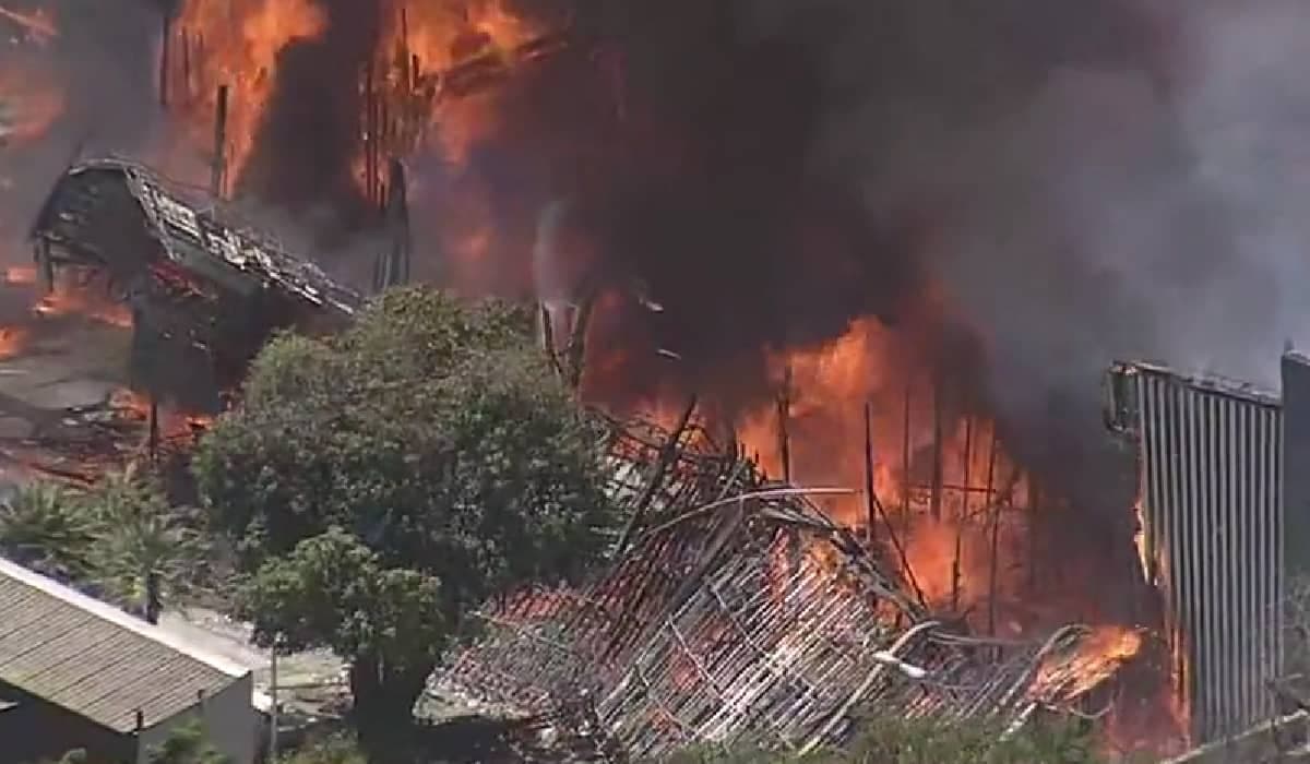 Incêndio atinge cidade cenográfica de 'Todas as Flores' na Rede Globo