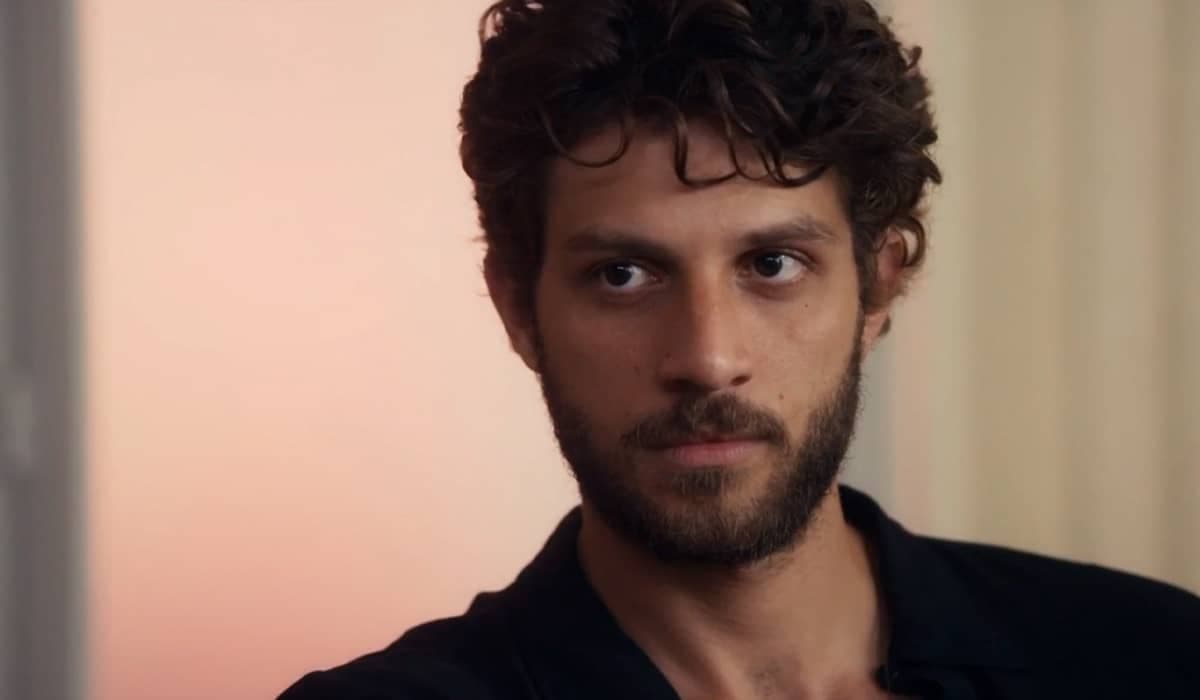 Ari recebe dica importante em seu novo trabalho em Travessia