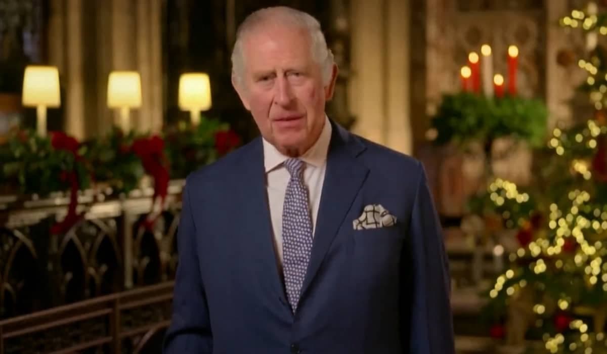 Rei Charles III 'desconsidera' Harry e Meghan em discurso de Natal