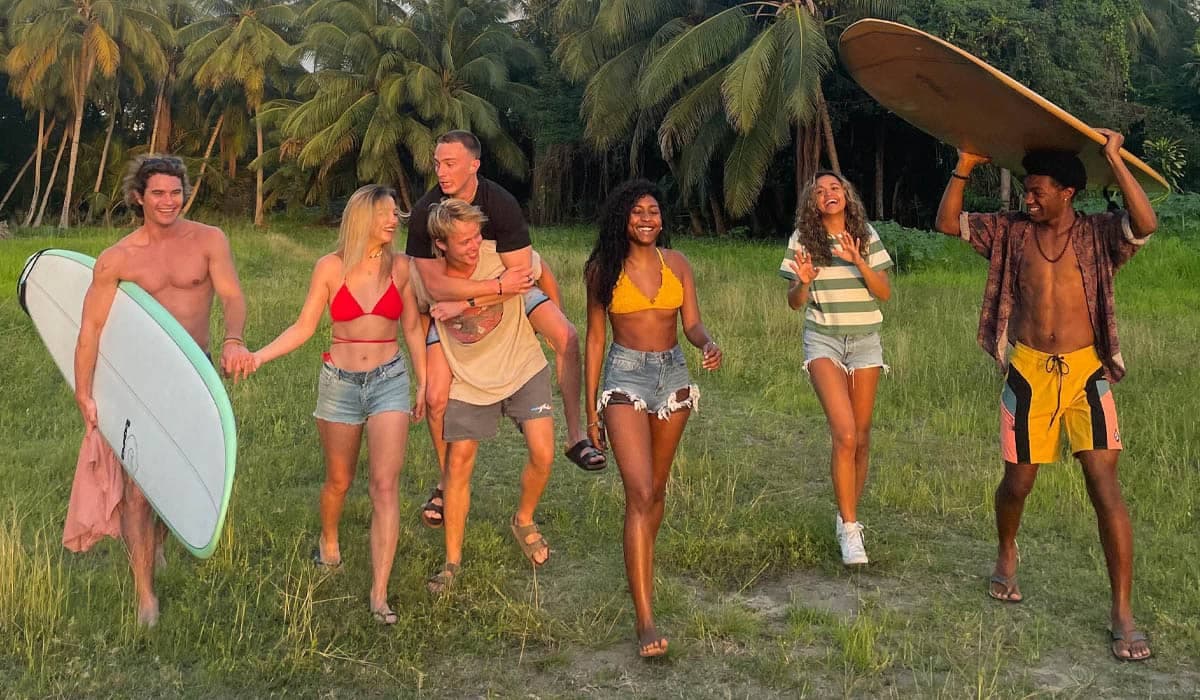 Elenco de 'Outer Banks' ressurge em foto da 3ª temporada