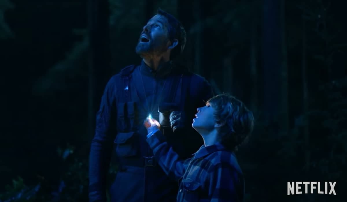 'O Projeto Adam' estreia na Netflix e público se emociona