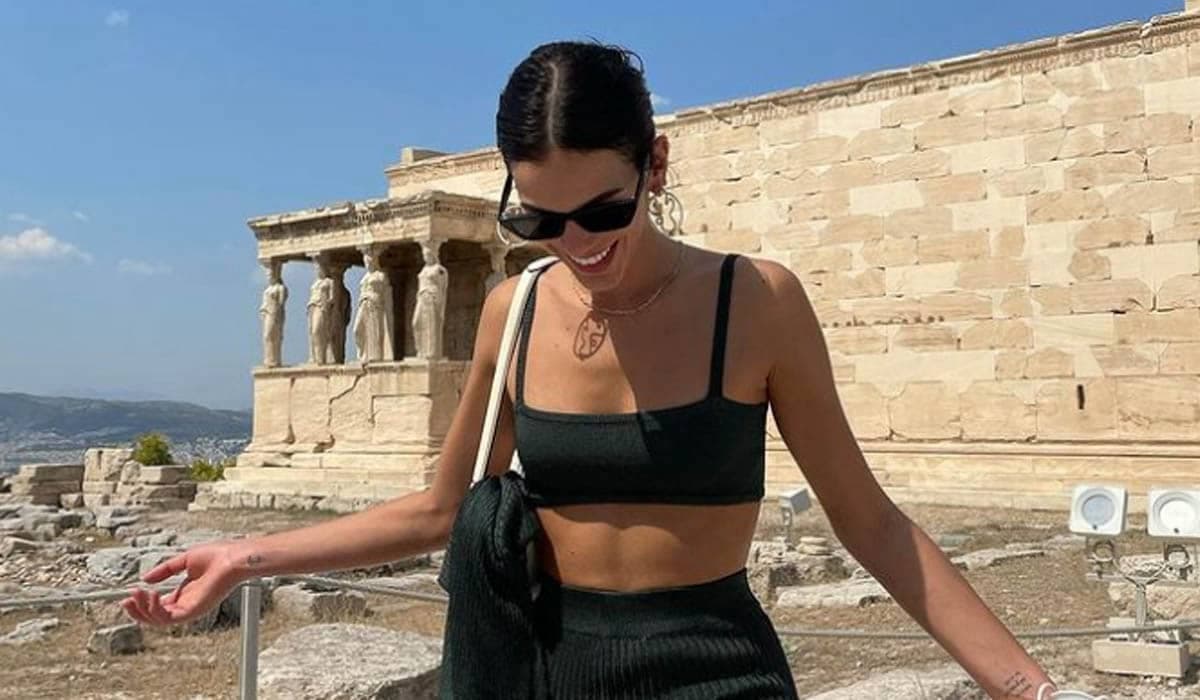 Bruna Marquezine pede desculpas por usar fantasia de enfermeira no Halloween
