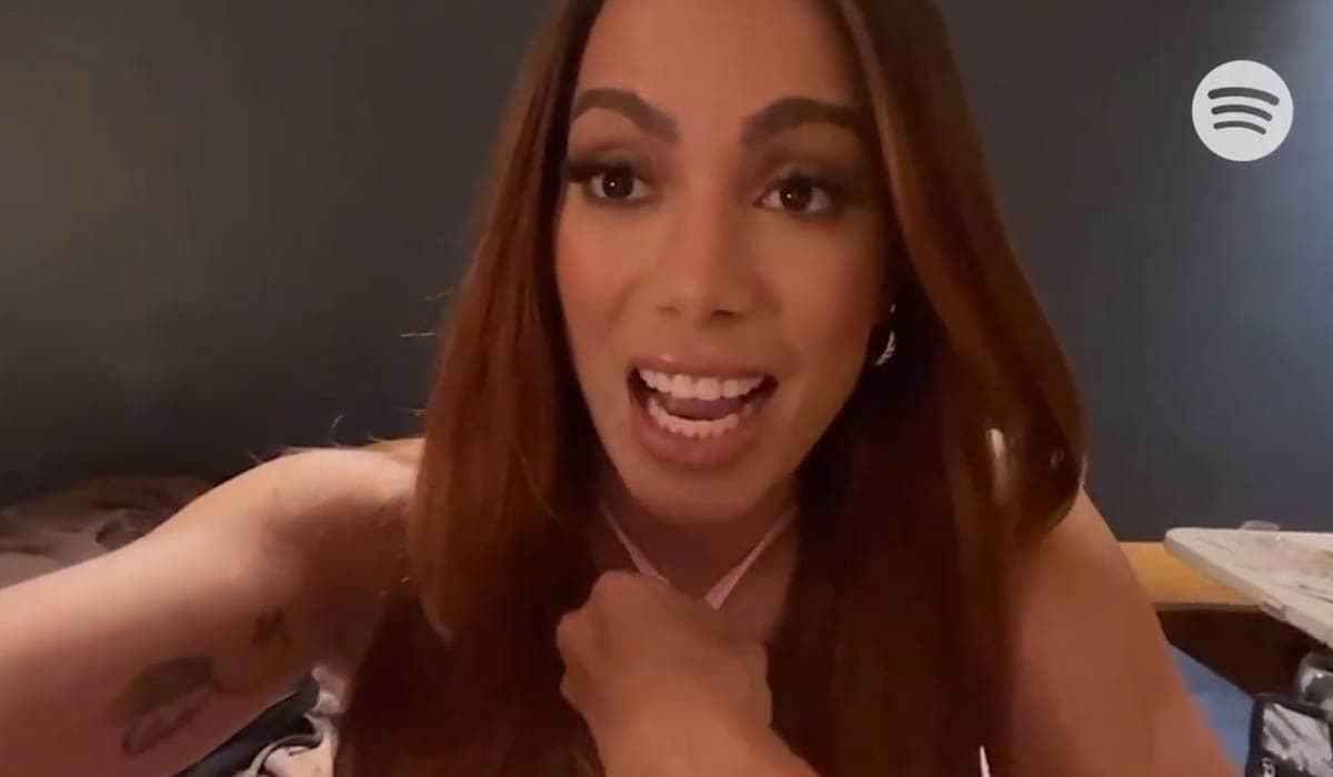 Emocionada, Anitta comemora Top 1 mundial: 'fruto de muito trabalho'