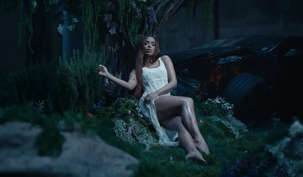 Anitta se revolta após nova matéria sensacionalista sobre sua carreira