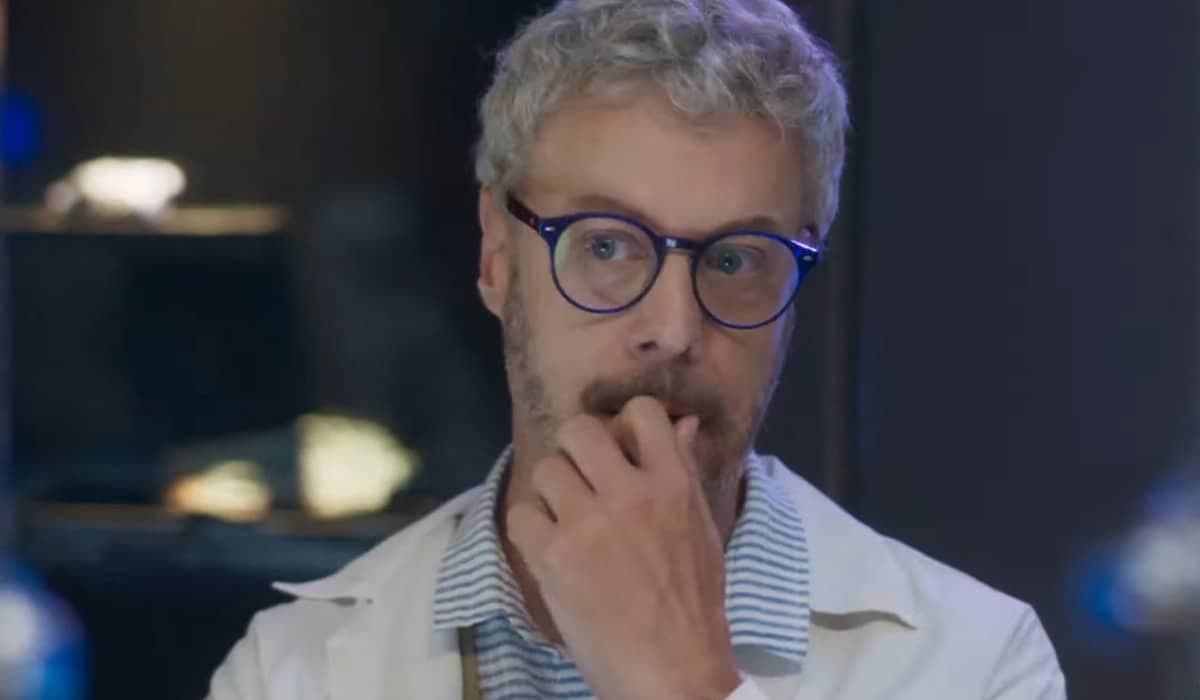 Jonathan cria fórmula secreta crucial na novela 'Cara e Coragem'