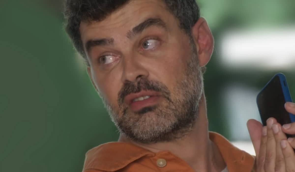 Alfredo passa mal e é internado no hospital em Cara e Coragem
