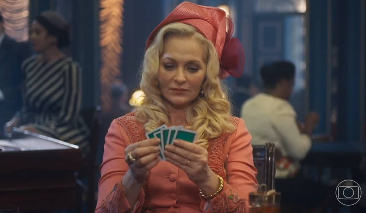 Julinha gasta dinheiro da rádio no cassino em Além da Ilusão