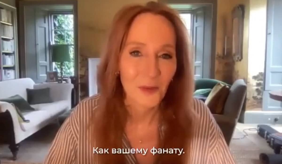 J.K. Rowling cai em pegadinha de comediantes russos se passando por Zelensky