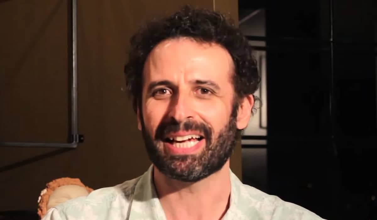 Zahym vende qualquer coisa para pagar as contas em Mar do Sertão