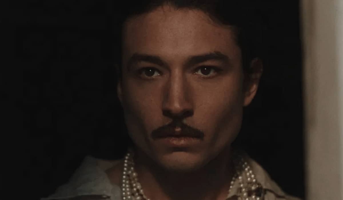 Diretora de 'Dalíland' diz que Ezra Miller não será cortado do filme, apesar das polêmicas