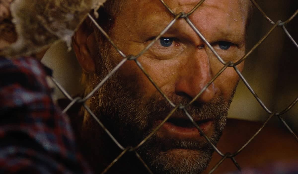 'Rumble Through the Dark': Com Aaron Eckhart e Bella Thorne, novo thriller ganha primeiras imagens