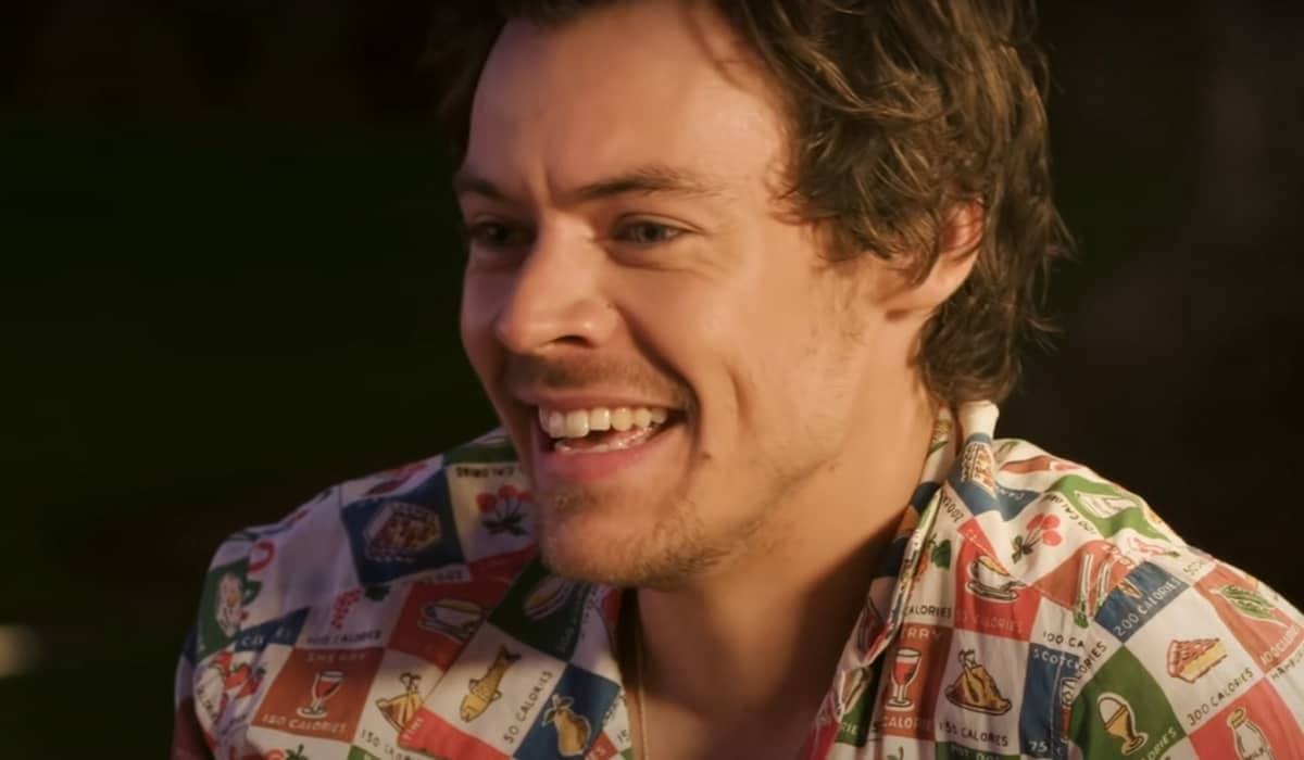 Harry Styles faz piada sobre polêmica de 'cuspe' em Chris Pine