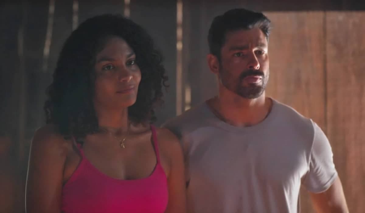 Aline deixa Caio pulando de alegria ao aceitar pedido de casamento em Terra e Paixão