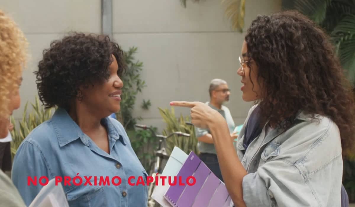 Márcia tenta explicar motivo do abandono, mas Vic sai correndo em Elas por Elas