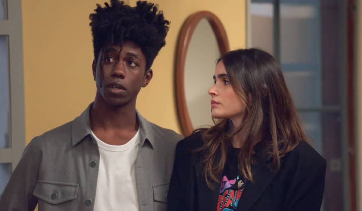 Cris decide ajudar Tony com dívida no banco em Elas por Elas