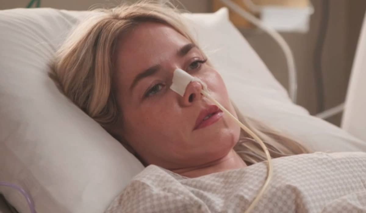 Érica acorda do coma e descobre que foi atropelada em Elas por Elas