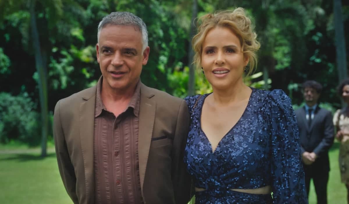 Jurecê convida Gladys e Andrade para a aldeia em Terra e Paixão