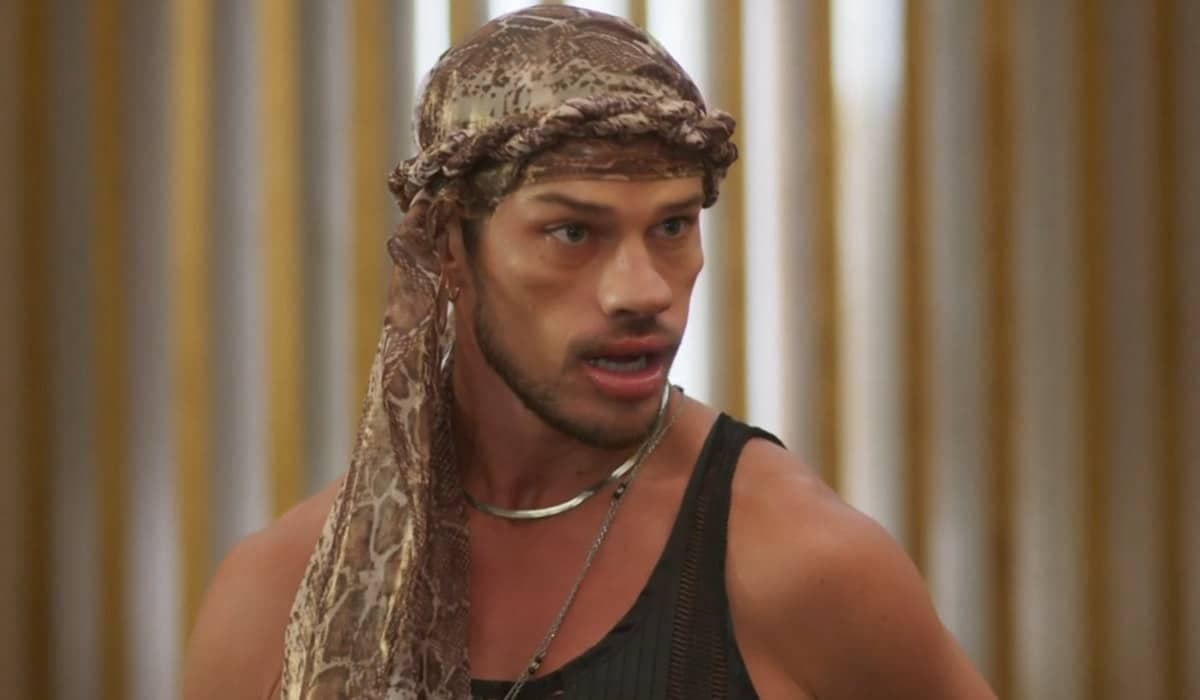 Lui perde a paixão, desiste de gravar clipe e se isola completamente em Vai na Fé