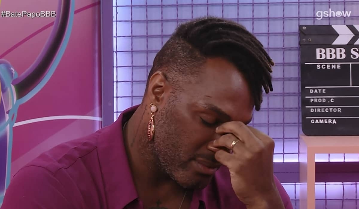 Fred Nicácio cai no choro ao ver cena em que sofreu intolerância religiosa no BBB 23