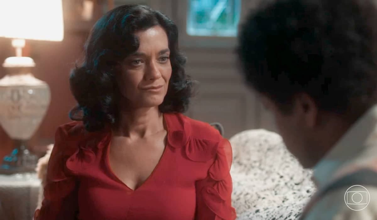 Verônica ajuda casal durante fuga alucinante em Amor Perfeito