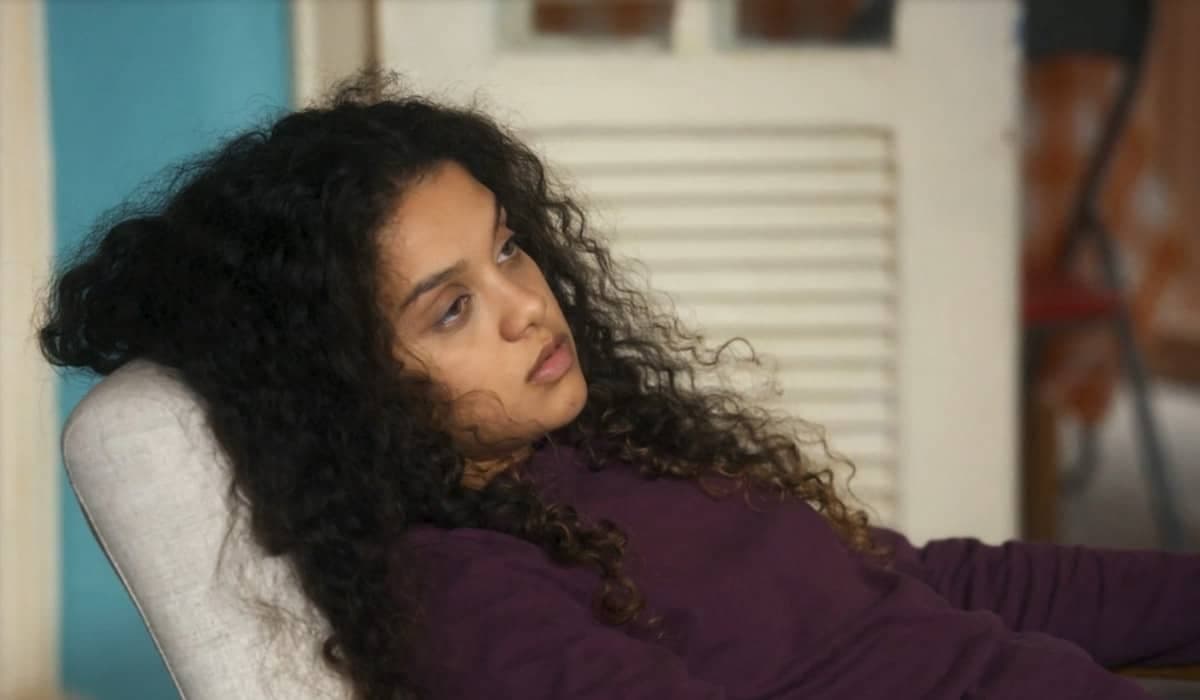 Em Travessia, o pesadelo de Karina vira realidade: suas fotos viralizam