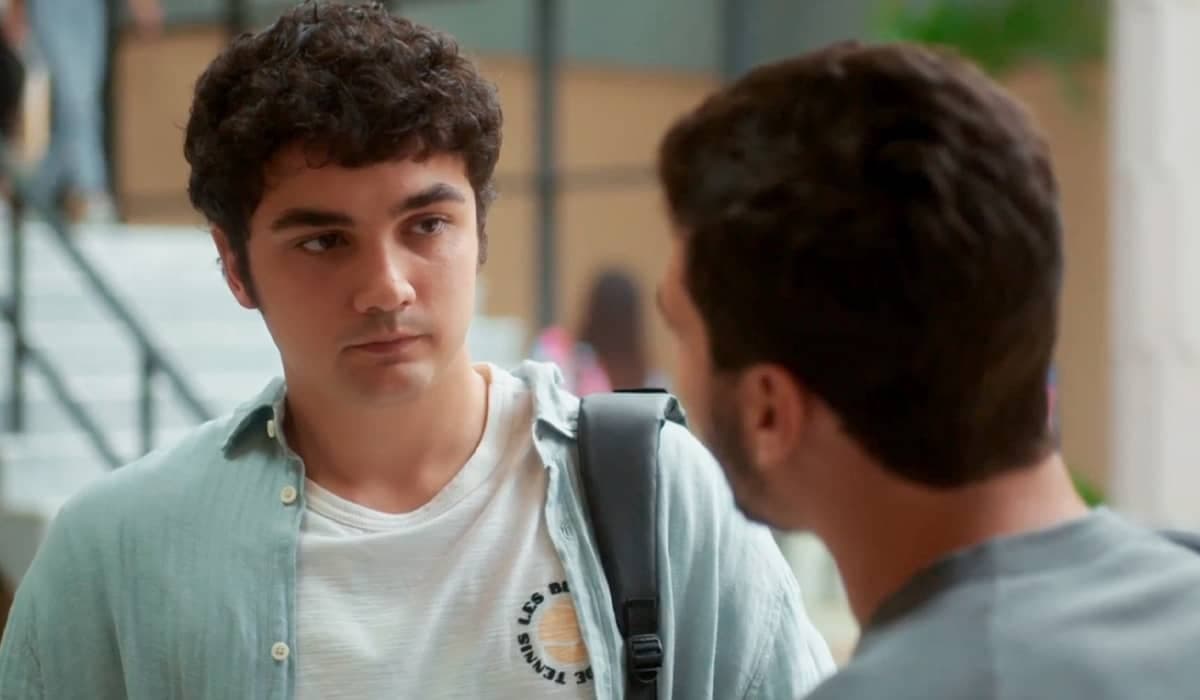 Tatá enxerga seu crime e se entrega para o reitor da faculdade em Vai na Fé