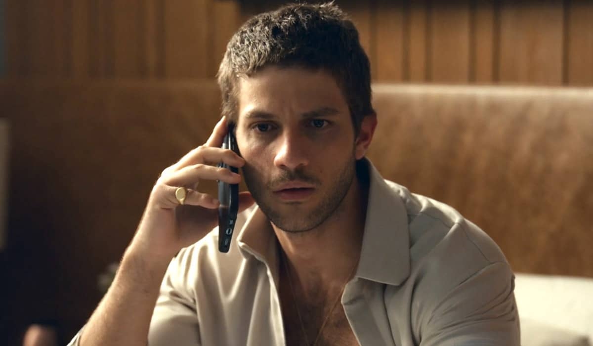 Ari interroga policial que acompanhou acidente de Débora em Travessia