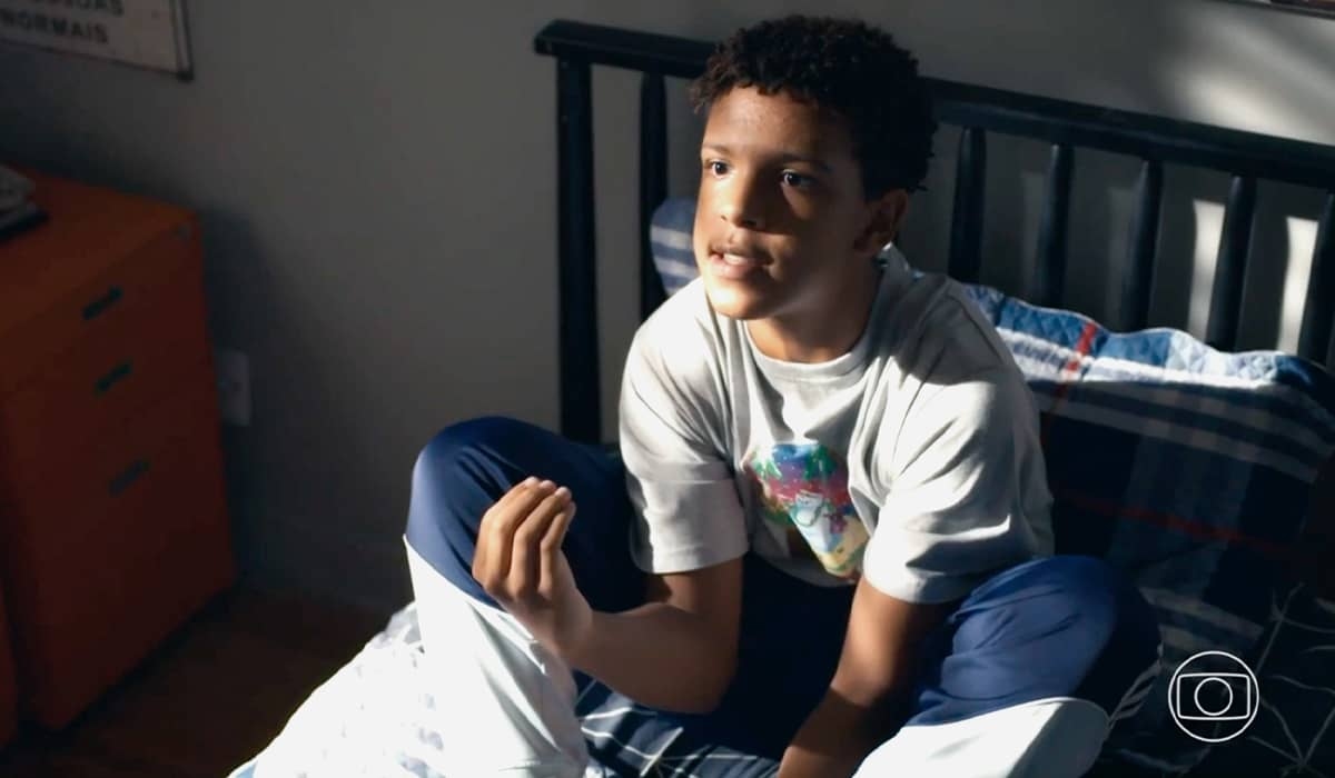 Theo encara punição severa após ser reprovado na escola em Travessia