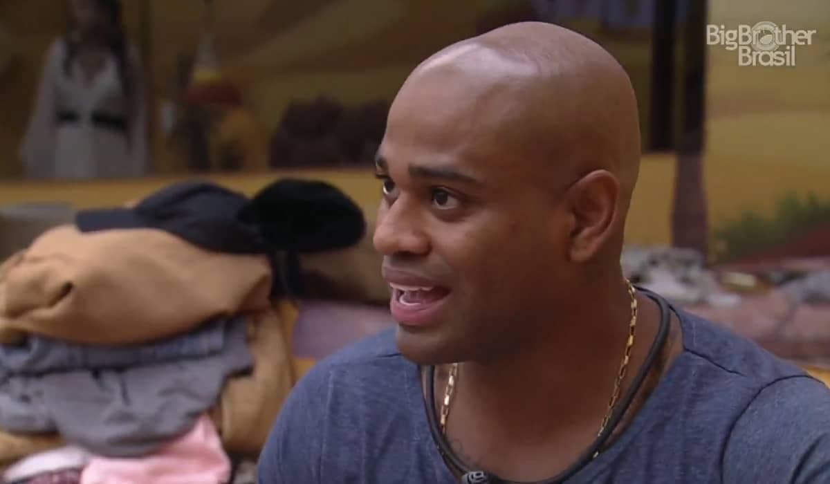 Cezar Black mete os pés pelas mãos e abandona de vez o Fundo do Mar no BBB 23