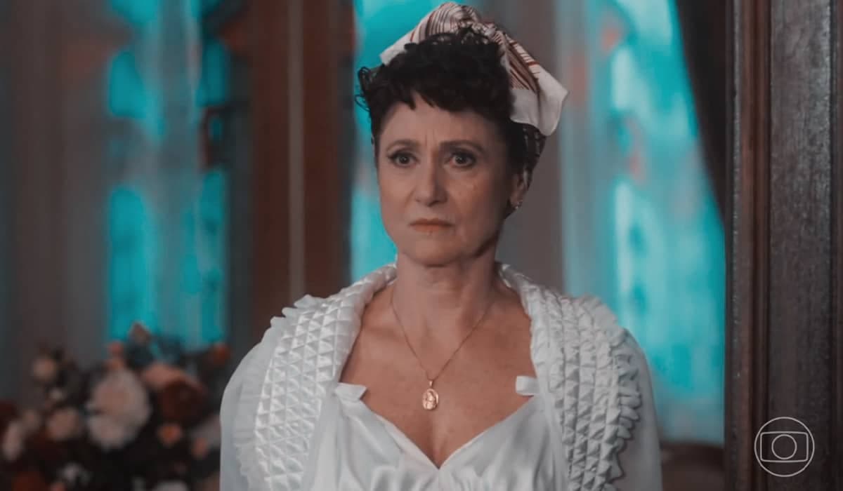 Cândida manipula todos para mandar o filho de volta ao seminário em Amor Perfeito