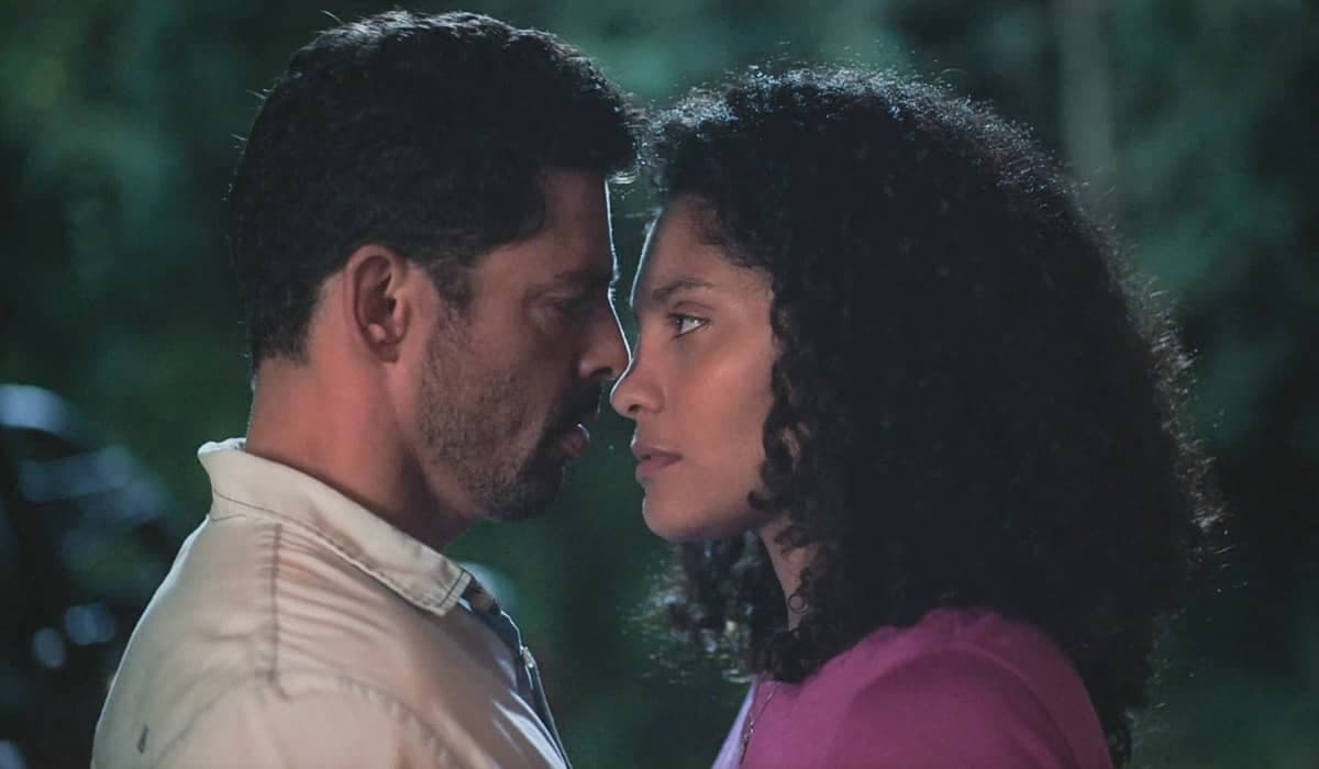 Aline finalmente se derrete por Caio, mas o chama de amigo em Terra e Paixão