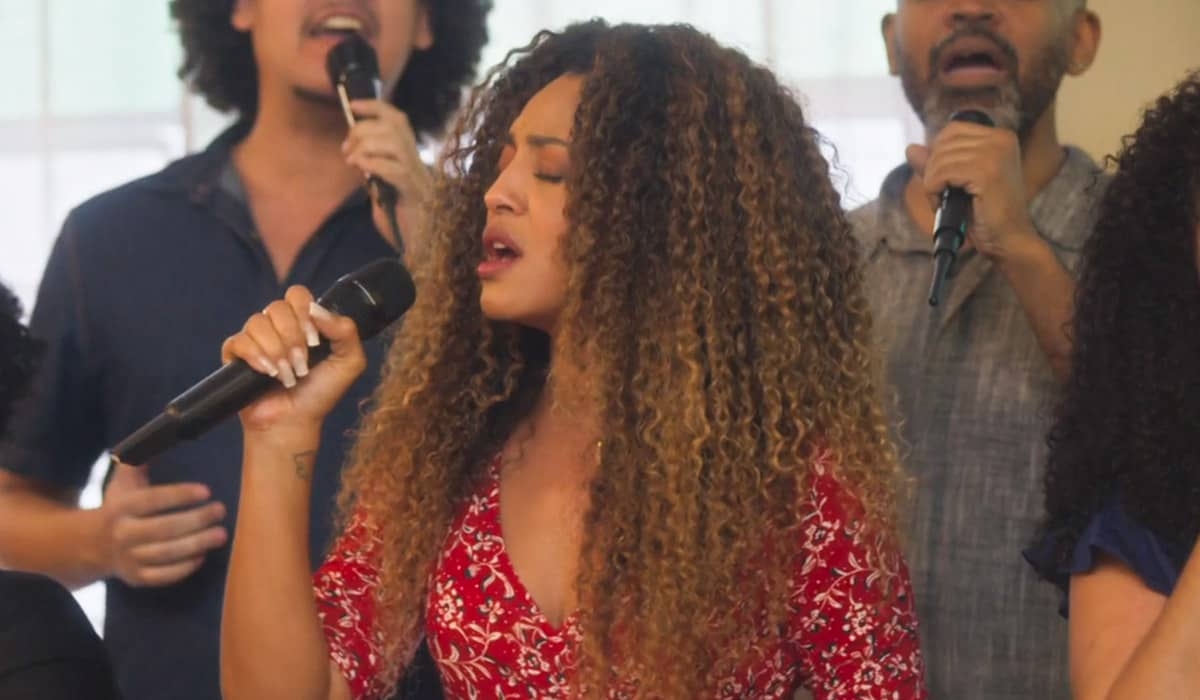 Sol é oficialmente convidada como cantora para um programa de TV em Vai na Fé