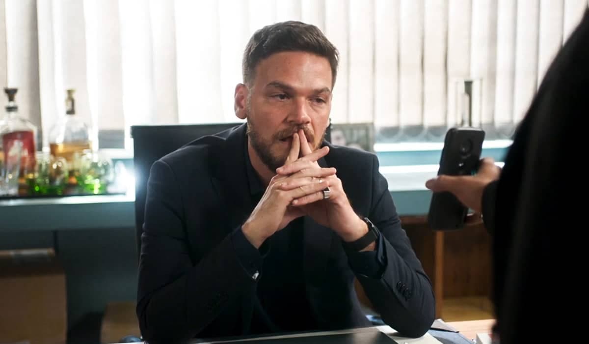 Theo chega bêbado na delegacia, faz escândalo e é filmado por paparazzi em Vai na Fé