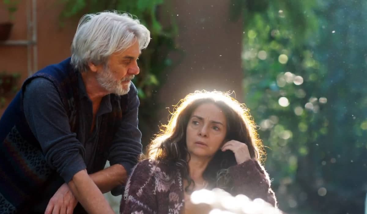 Fábio espalha as cinzas de Dora no jardim após morte pacífica em Vai na Fé