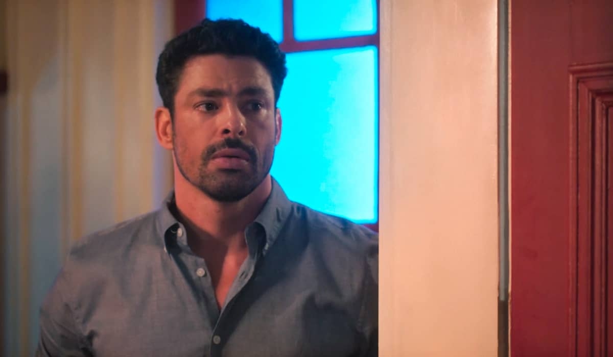 Caio desconfia que o carro de Daniel foi sabotado e encontra suspeito em Terra e Paixão