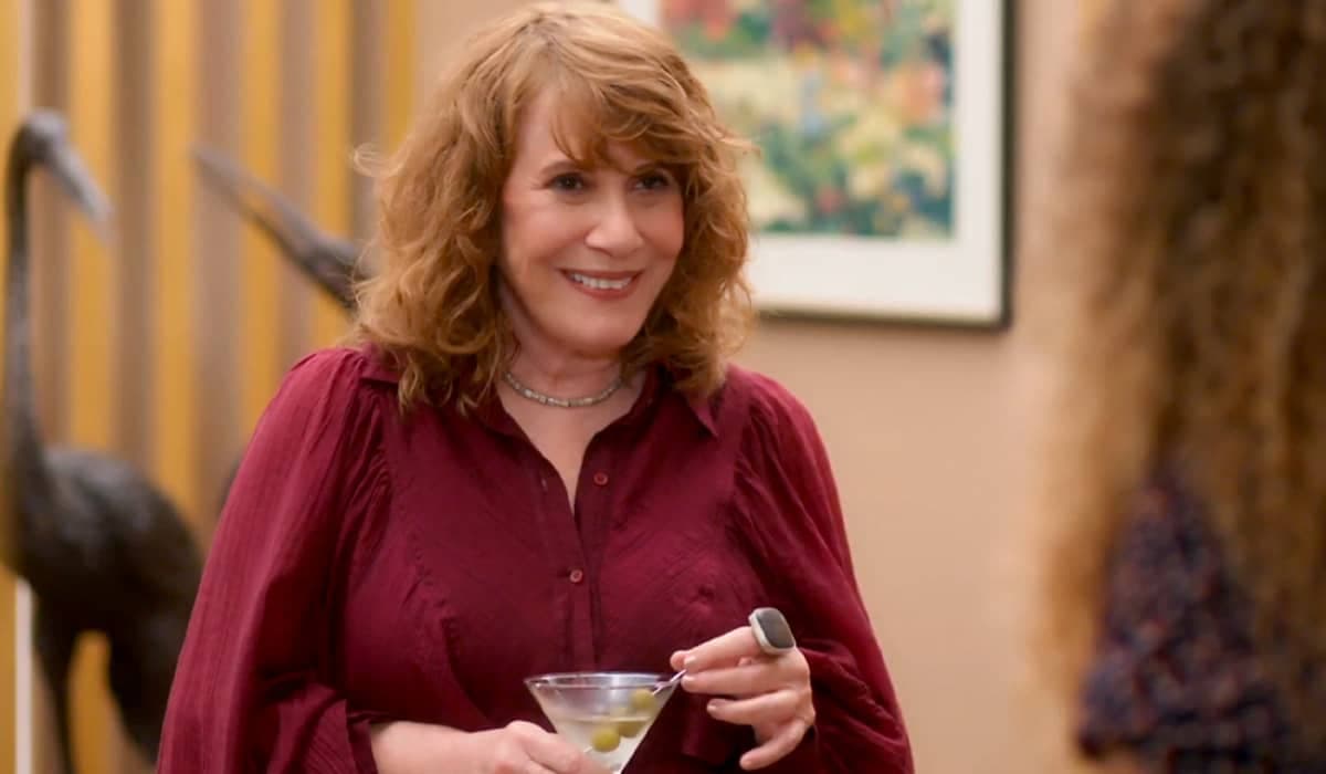 Wilma cai na emoção ao ser ovacionada no cinema em Vai na Fé