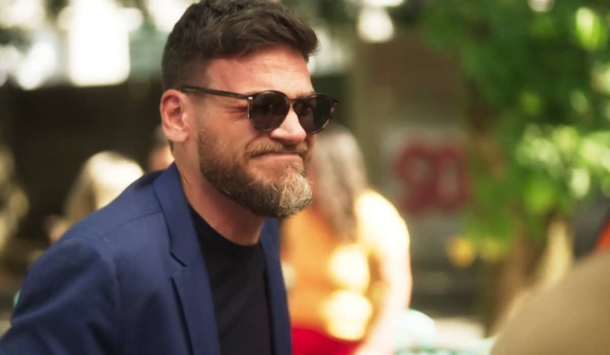 Theo fica encurralado e tenta fugir no final de Vai na Fé