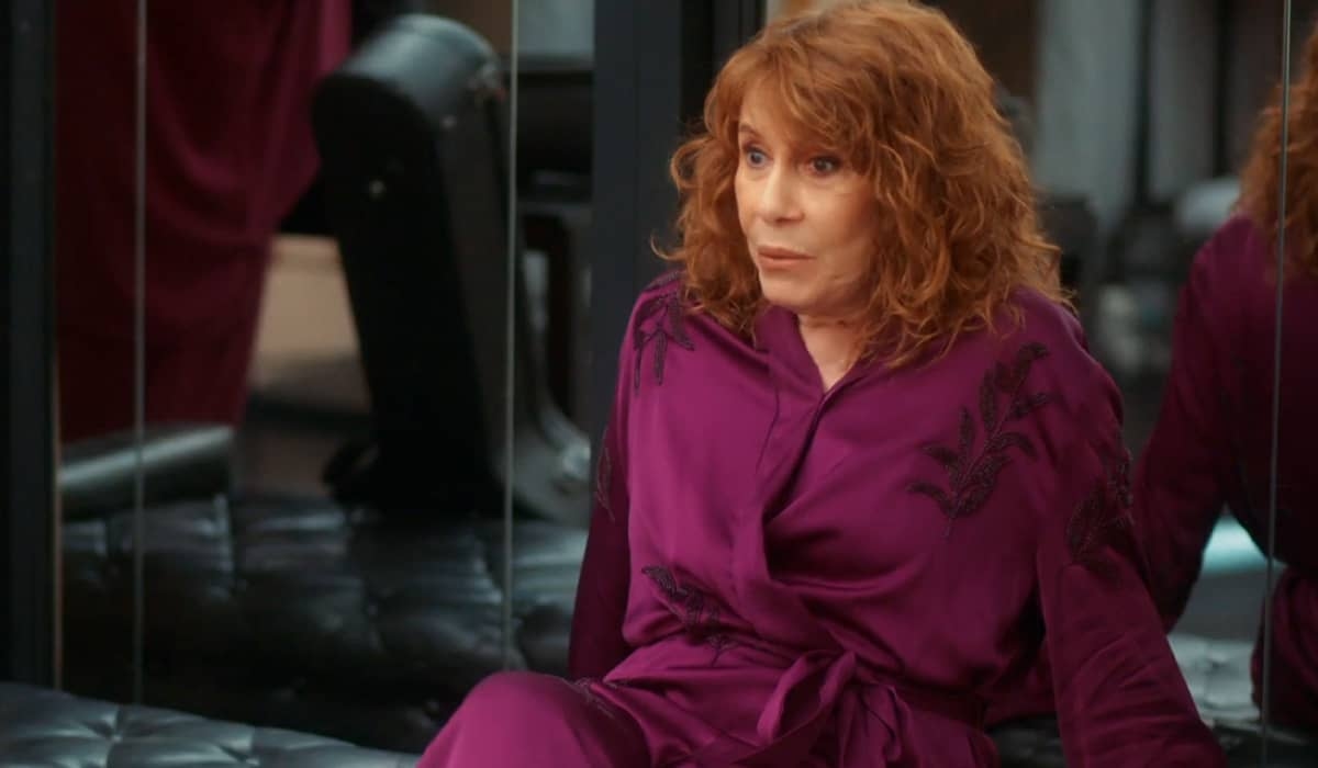 Wilma se espanta com fãs fazendo bagunça na frente da mansão em Vai na Fé