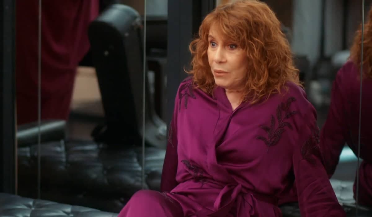 Wilma se espanta com fãs fazendo bagunça na frente da mansão em Vai na Fé