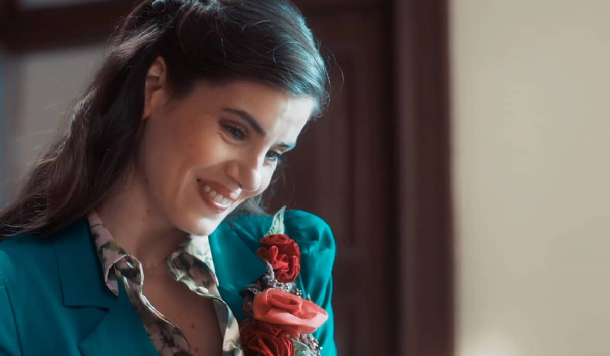 Mesmo demitida, Marê recebe homenagem no hospital em Amor Perfeito