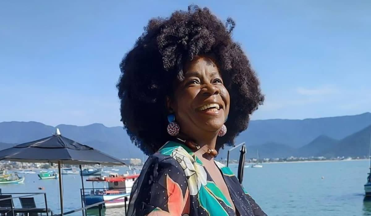 Interpretada por Zezeh Barbosa, Glaucia Corneteira é a fofoqueira oficial de Fuzuê