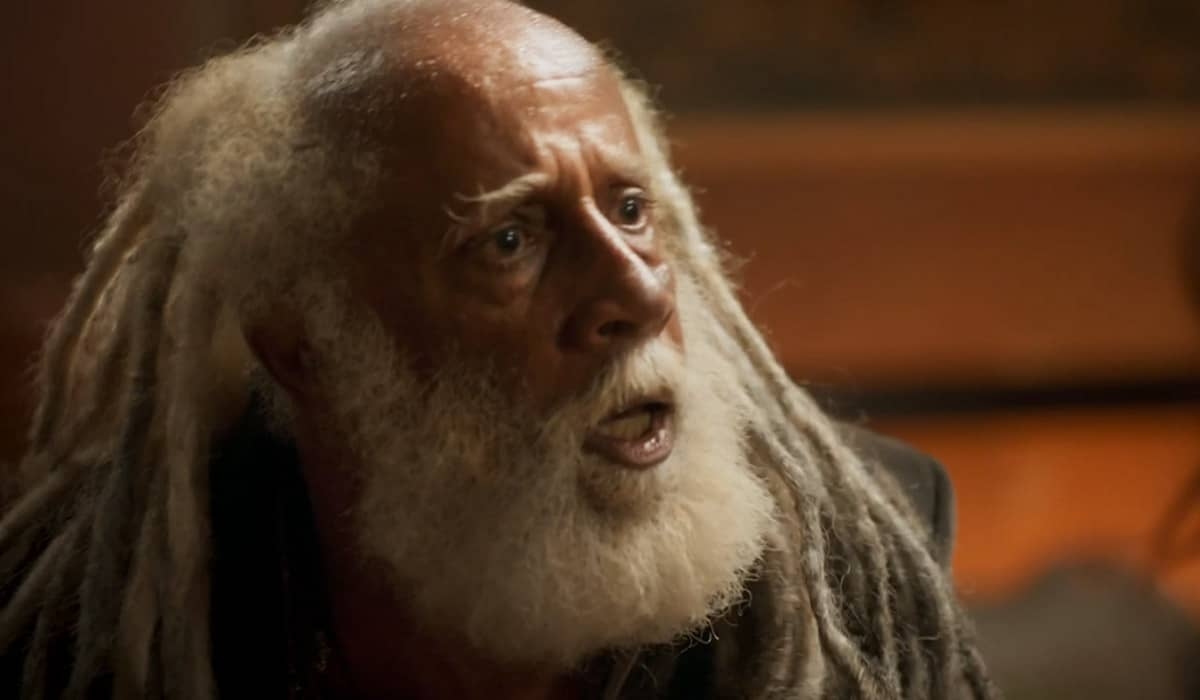 Cata Ouro encontra matéria de jornal sobre sua família na casa de Maria Navalha em Fuzuê