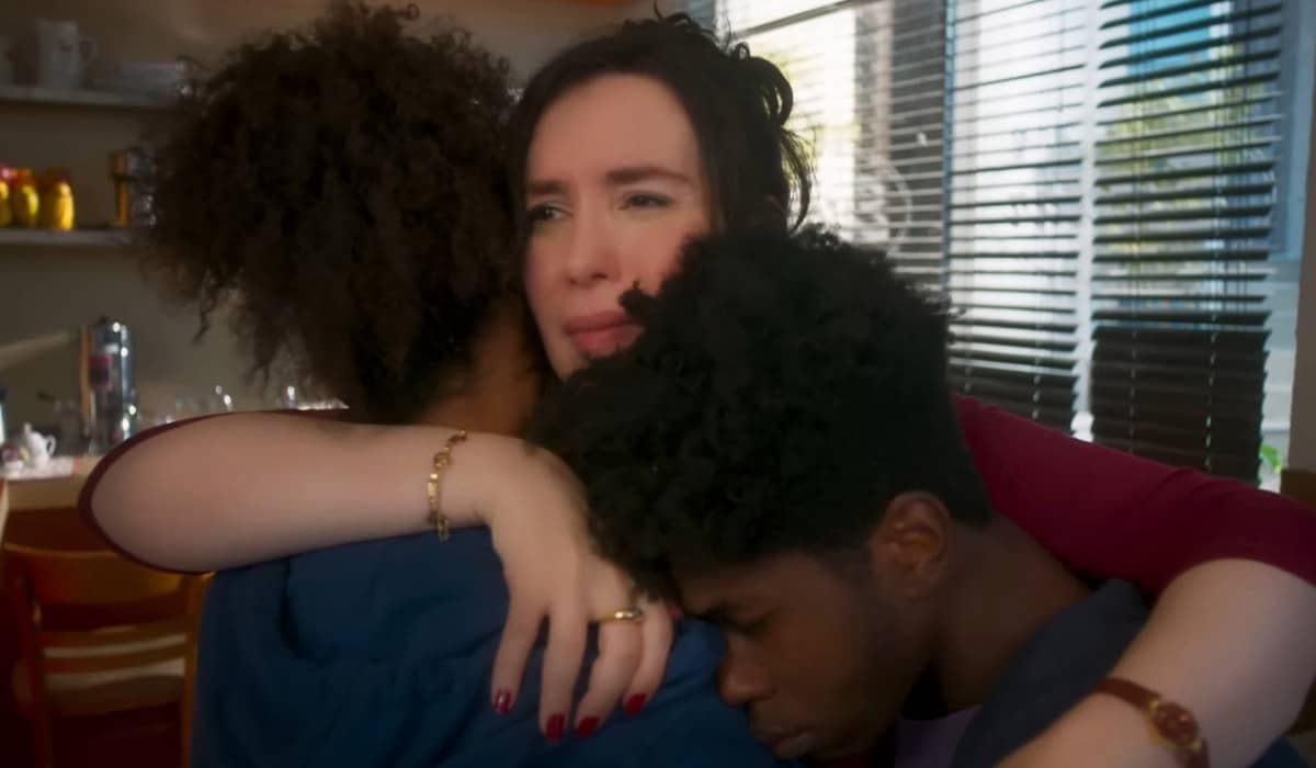 Renée é despejada com as crianças de casa e da padaria em Elas por Elas