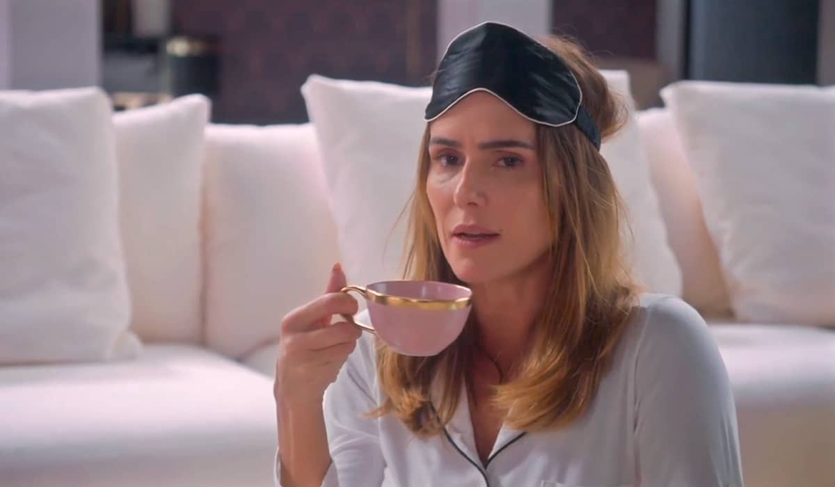 Lara supera o luto e assume o escritório de Átila em Elas por Elas